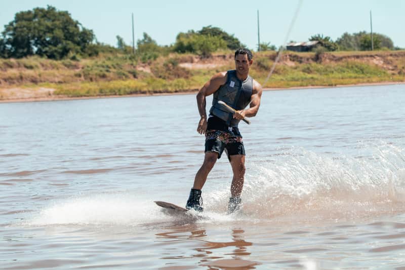 Deportista practicando wakeboard en lago